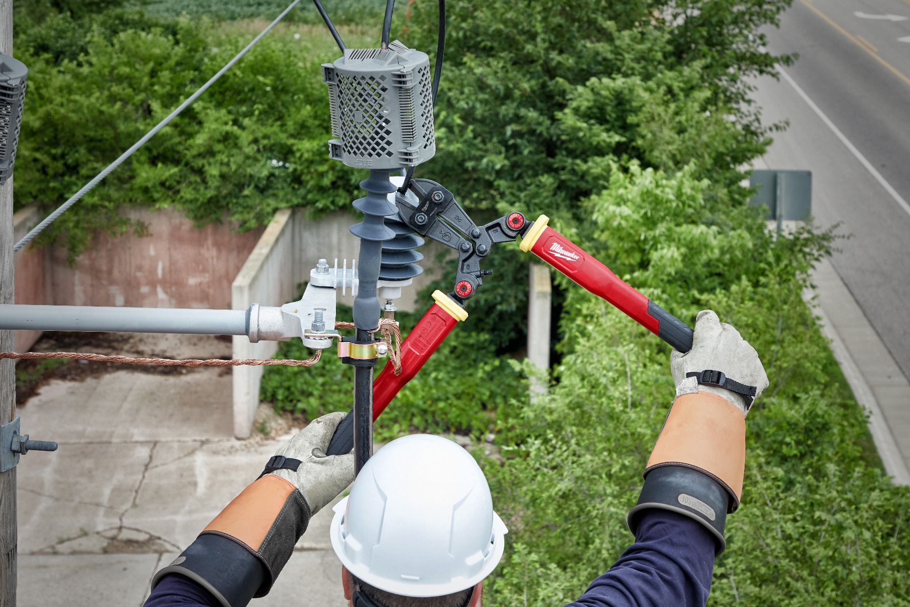 Fiberglass Bolt Cutter with PIVOTMOVE™ Rotating Handles