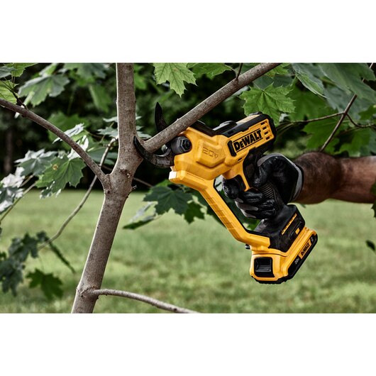 DeWalt 20V MAX 1-1/2" Cordless Pruner (Tool Only)